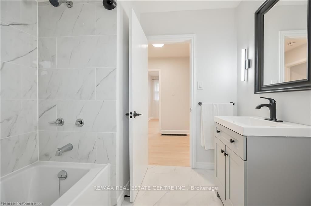 Detached House for lease at Upper-738 Mohawk Road, Hamilton, Ontario, L8T 2R1 - Hampton Heights - MLS: X12780206