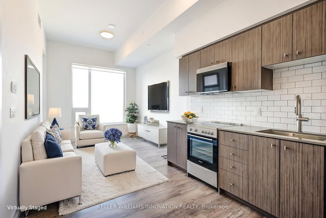 303 - 15 Wellington Street S