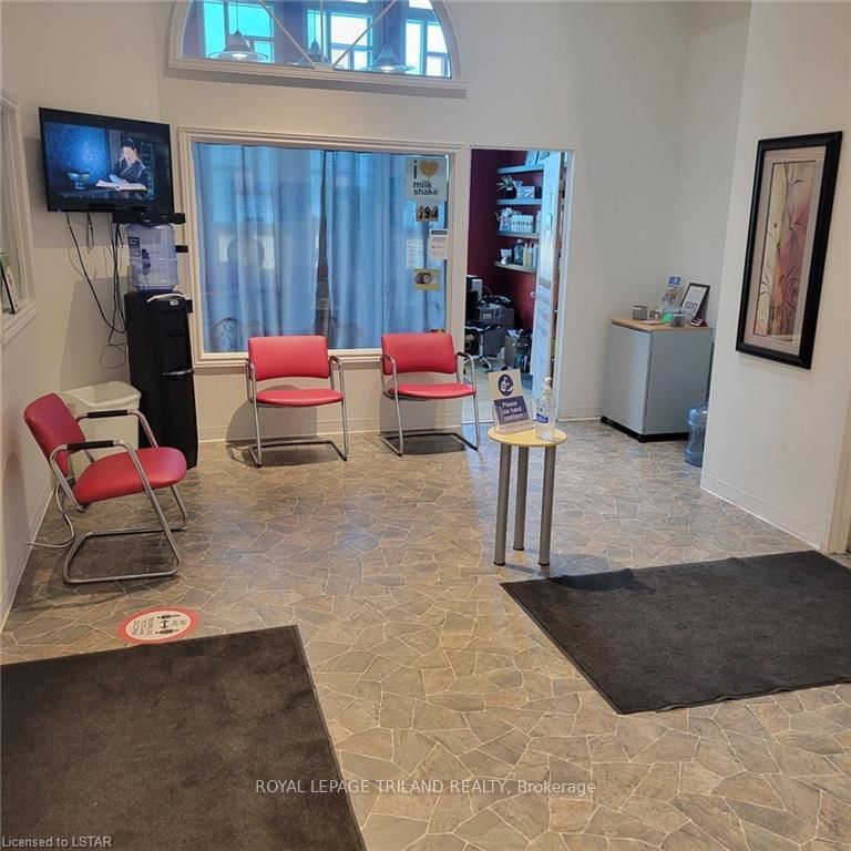 170 Wellington Street W, Unit A - Photo 5