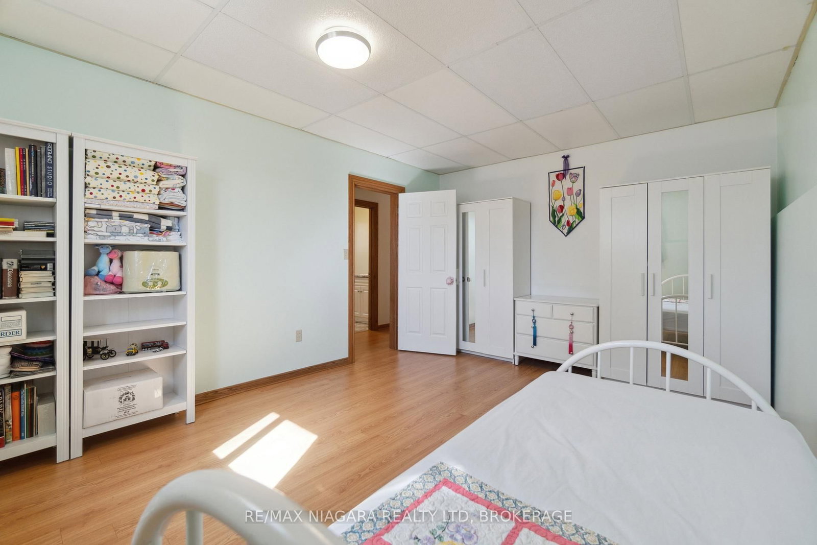 Listing Image 12