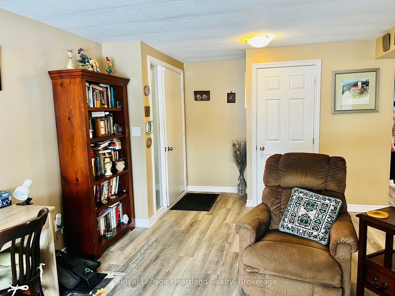 12 Velma St, Strathroy-Caradoc, N7G 3L3 | Image 3