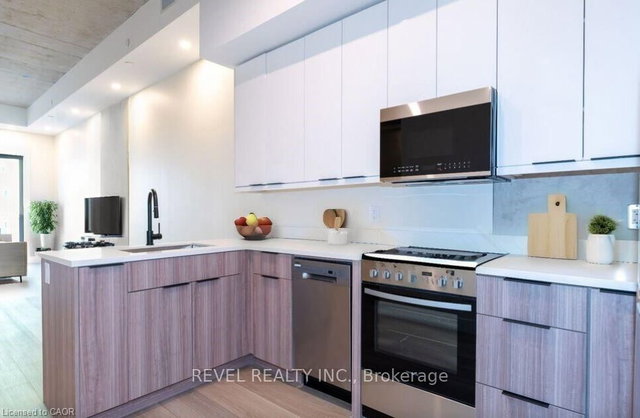 801 - 169 James Street S