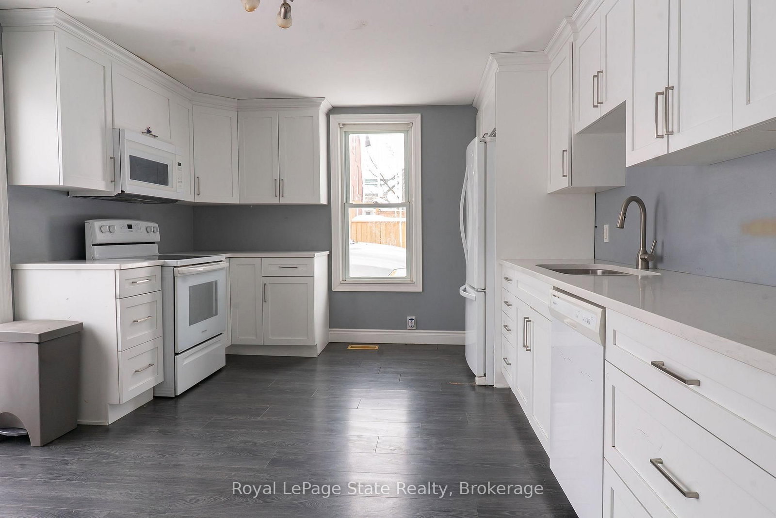 Detached House for sale at 16 Franklin Street, Welland, Ontario, L3C 1R7 - Broadway - MLS: X12786538