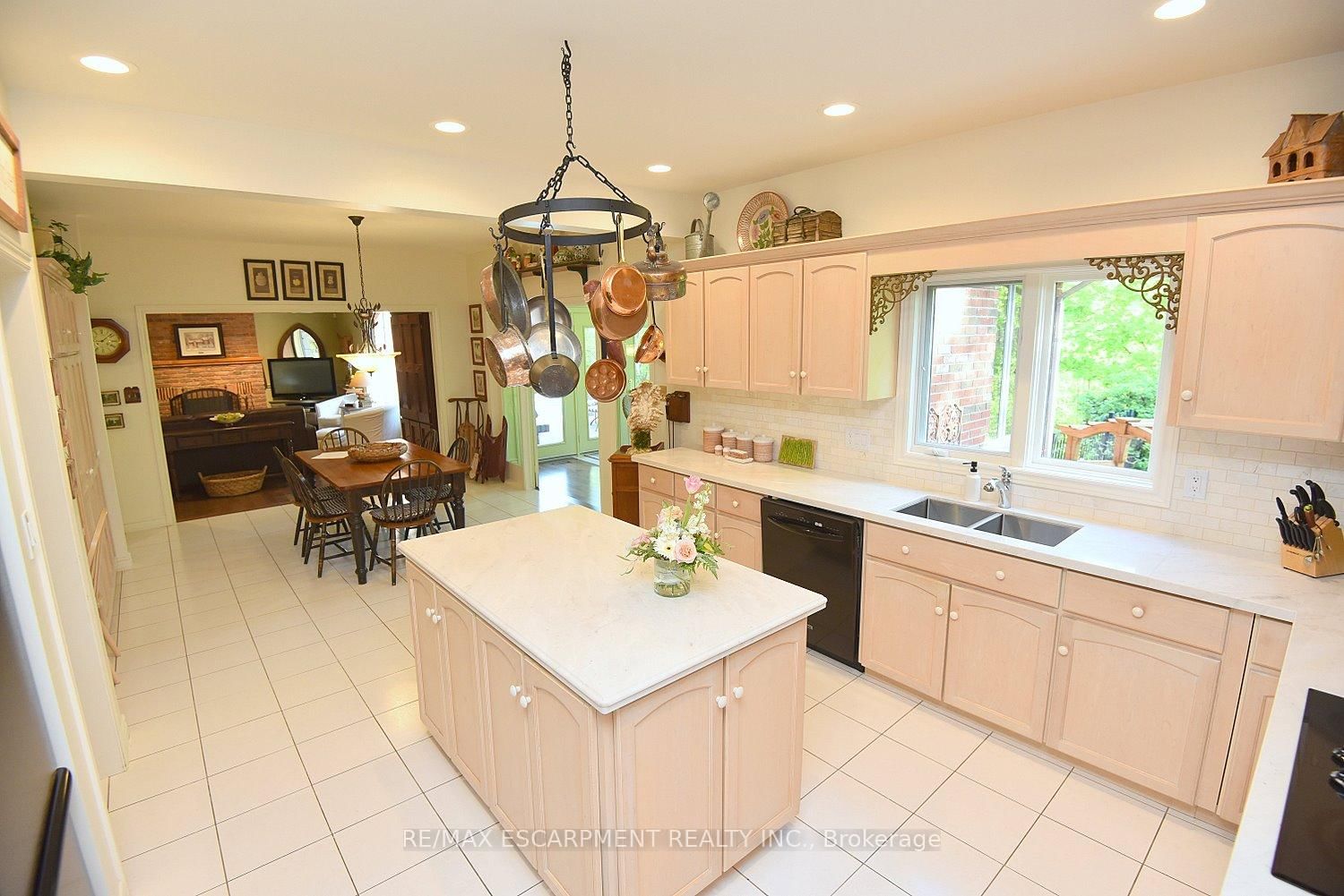 Detached House for sale at 712 ROBSON Road, Hamilton, Ontario, L8B 1H1 - Waterdown - MLS: X12787156