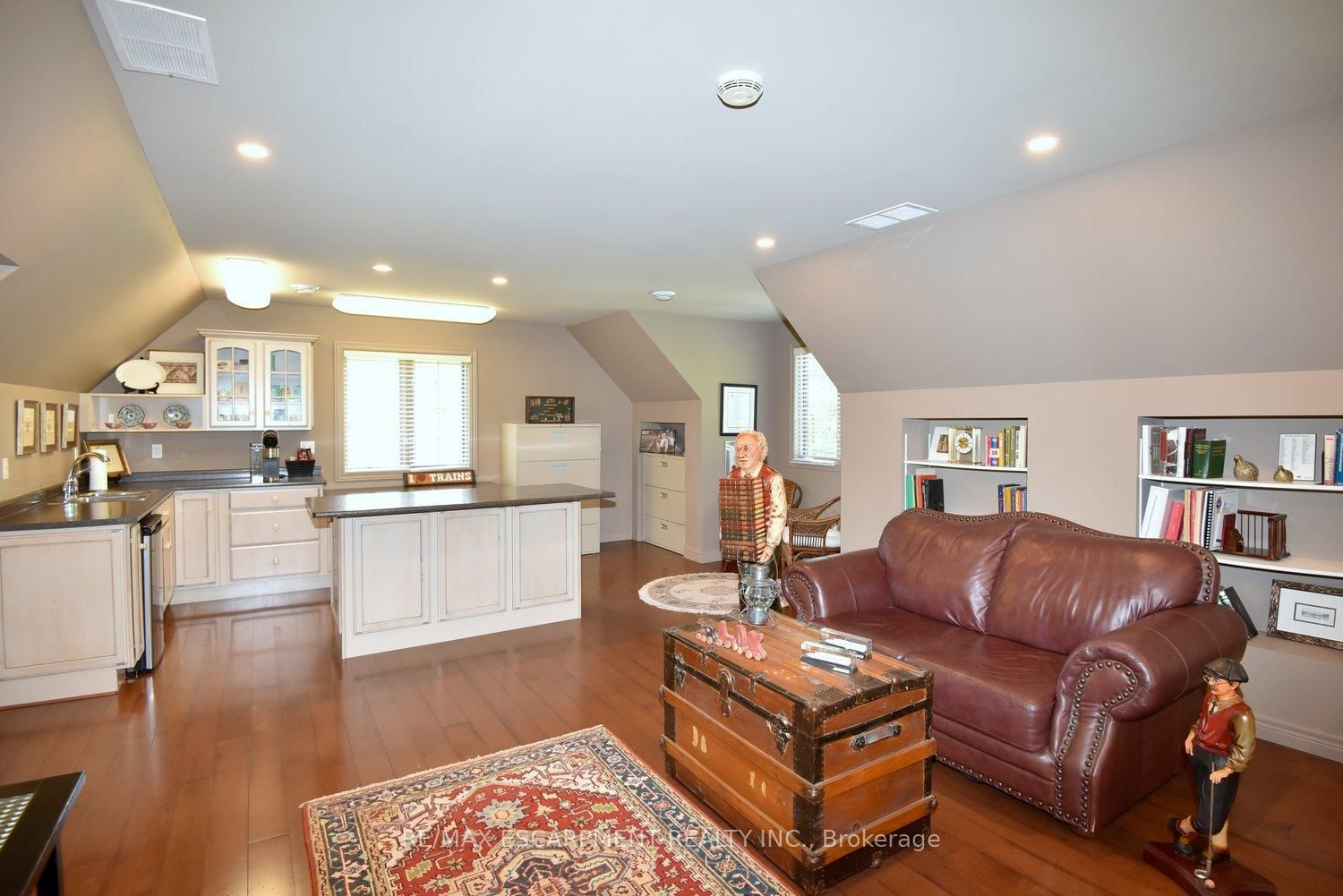 Detached House for sale at 712 ROBSON Road, Hamilton, Ontario, L8B 1H1 - Waterdown - MLS: X12787156