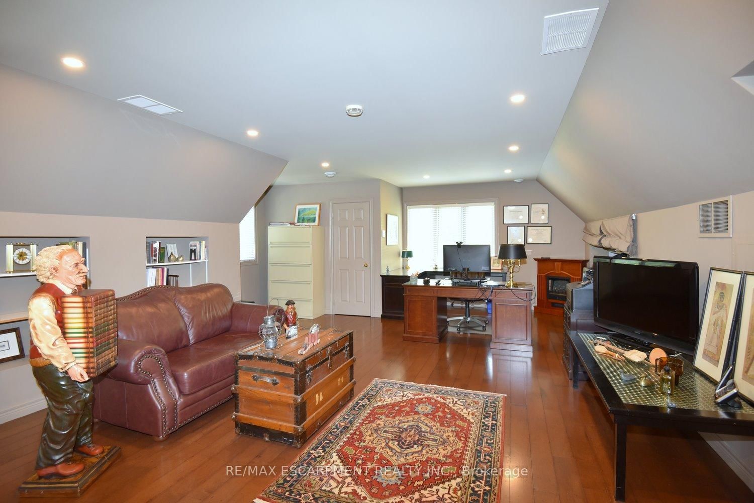 Detached House for sale at 712 ROBSON Road, Hamilton, Ontario, L8B 1H1 - Waterdown - MLS: X12787156