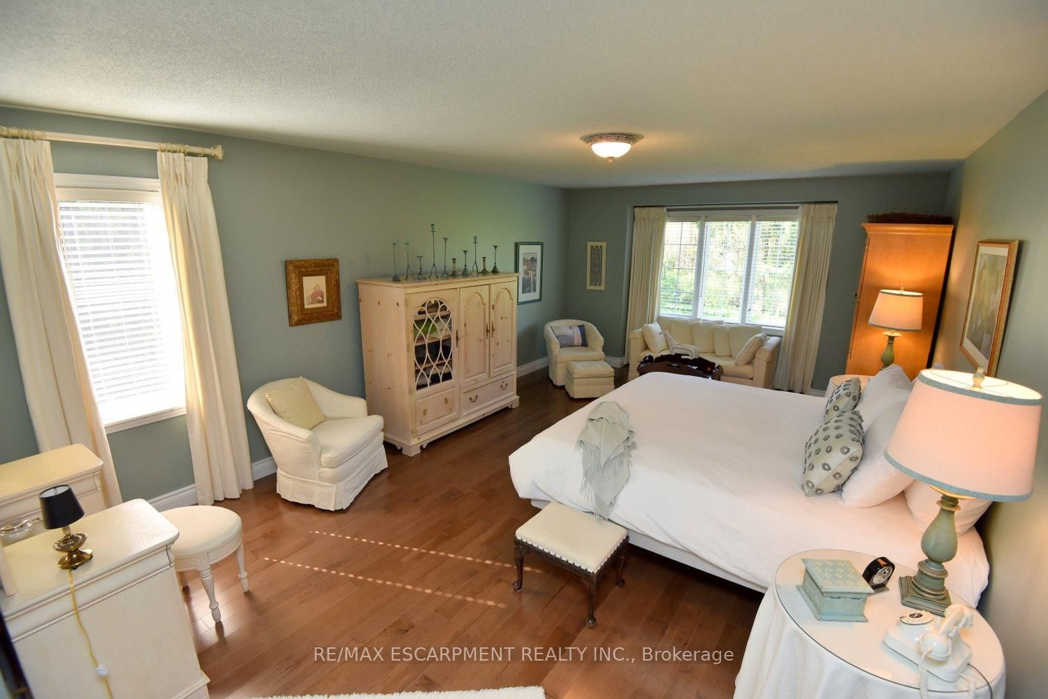 Detached House for sale at 712 ROBSON Road, Hamilton, Ontario, L8B 1H1 - Waterdown - MLS: X12787156