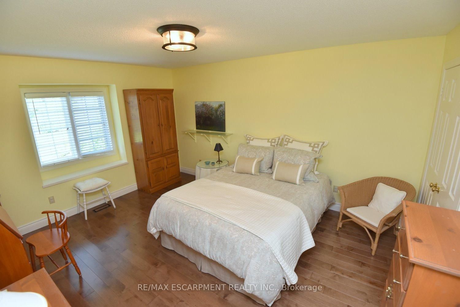 Detached House for sale at 712 ROBSON Road, Hamilton, Ontario, L8B 1H1 - Waterdown - MLS: X12787156