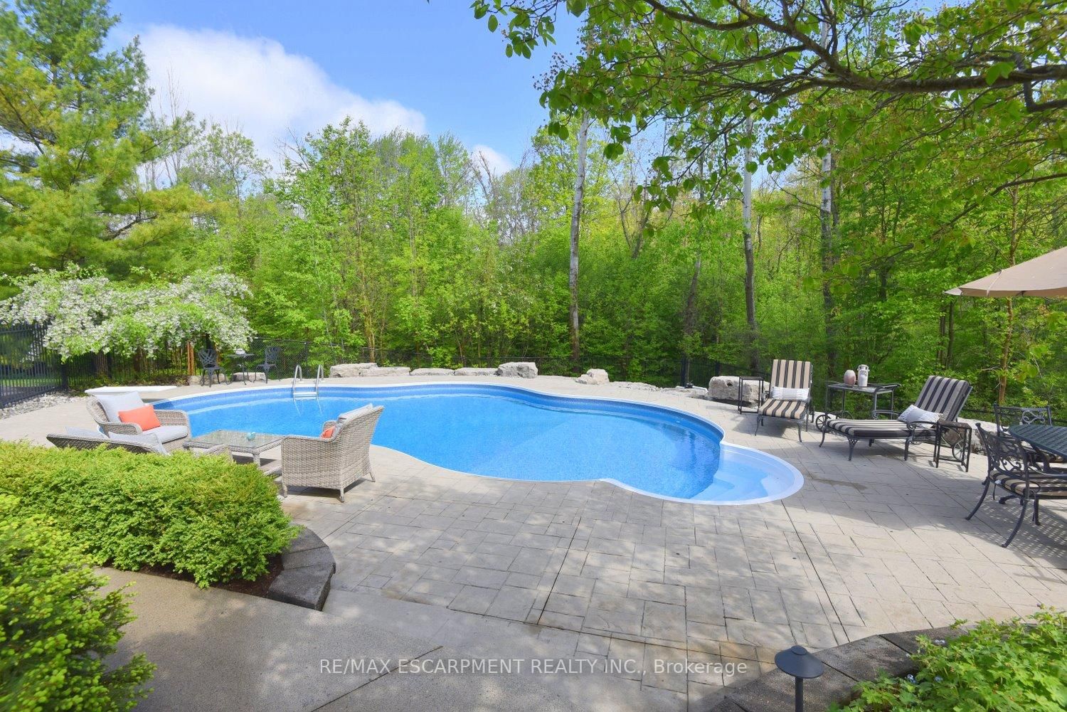 Detached House for sale at 712 ROBSON Road, Hamilton, Ontario, L8B 1H1 - Waterdown - MLS: X12787156