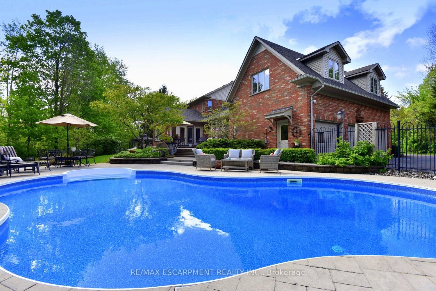 Detached House for sale at 712 ROBSON Road, Hamilton, Ontario, L8B 1H1 - Waterdown - MLS: X12787156