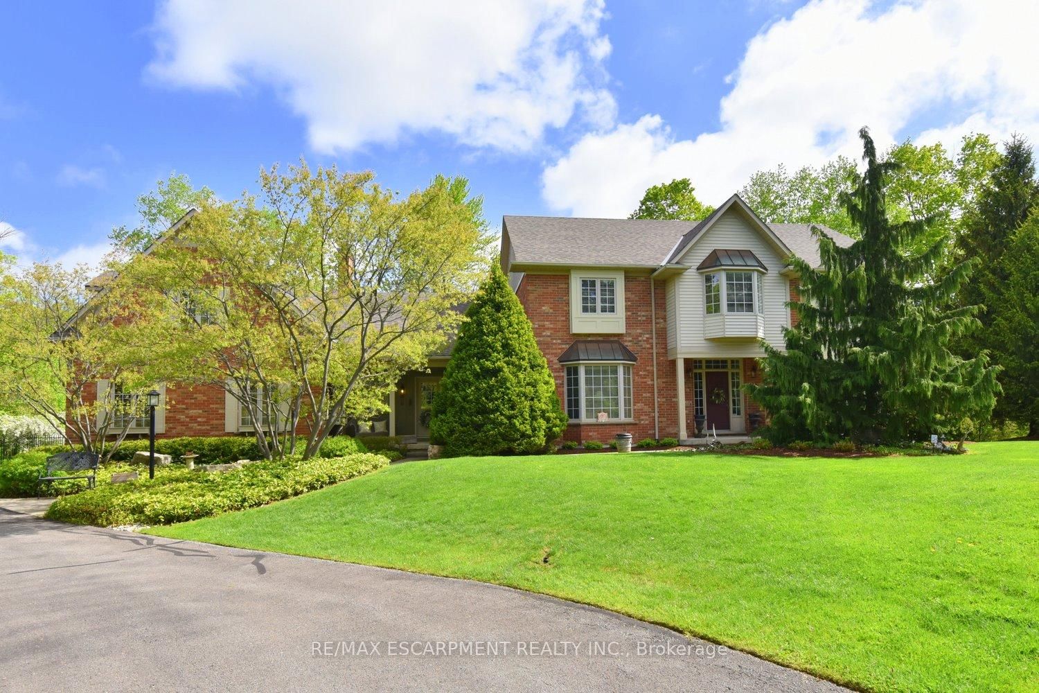 Detached House for sale at 712 ROBSON Road, Hamilton, Ontario, L8B 1H1 - Waterdown - MLS: X12787156