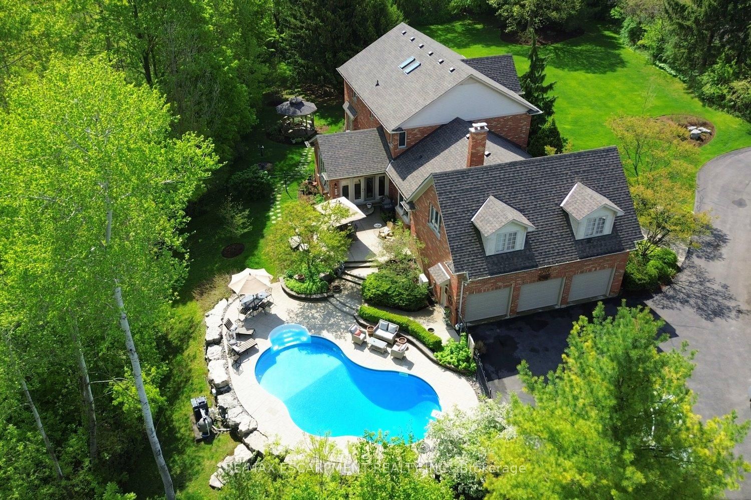 Detached House for sale at 712 ROBSON Road, Hamilton, Ontario, L8B 1H1 - Waterdown - MLS: X12787156