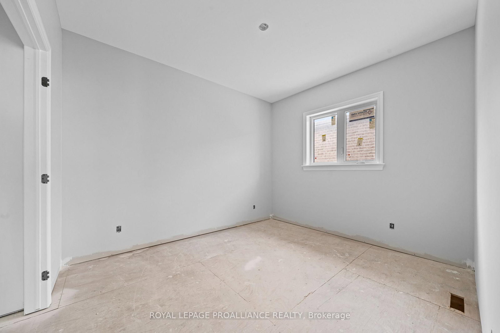 Detached House for sale at 15 Andrew Crescent, Quinte West, Ontario, K8V 0K1 - Murray Ward - MLS: X12787610