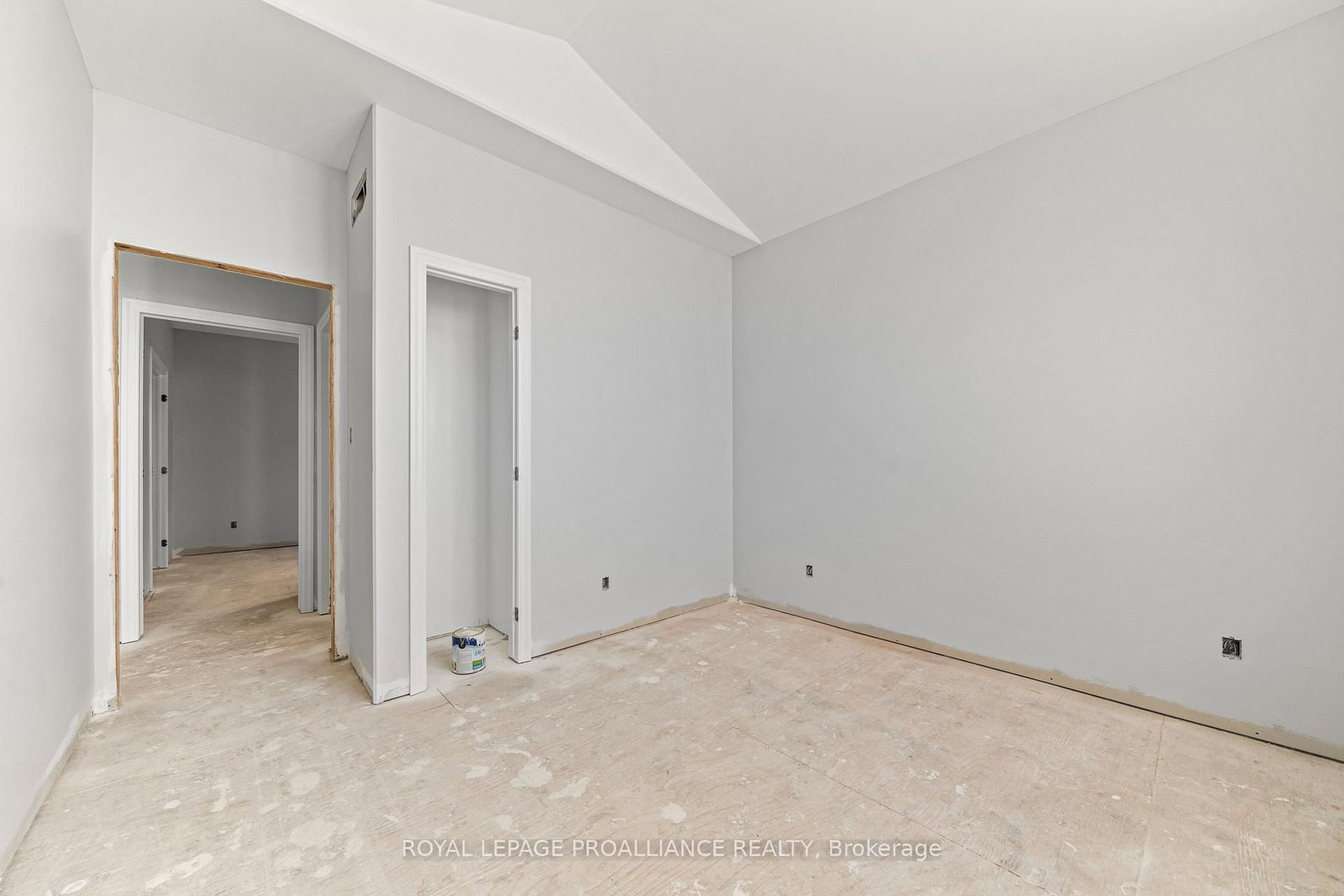 Detached House for sale at 15 Andrew Crescent, Quinte West, Ontario, K8V 0K1 - Murray Ward - MLS: X12787610