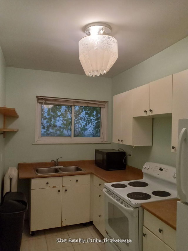 3 - 285 King Street W