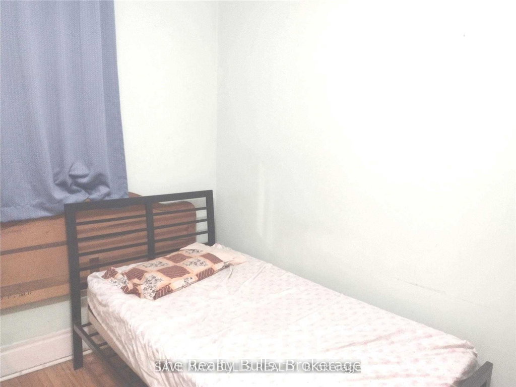 3 - 285 King Street W 4