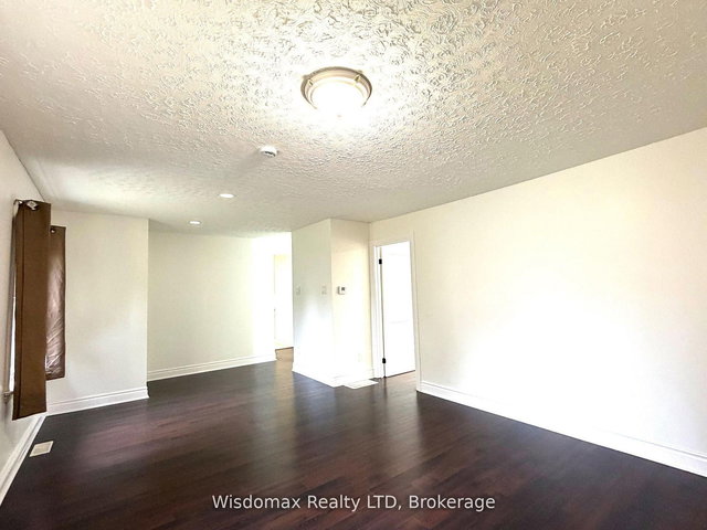 mainfloor - 6481 Erwin Crescent