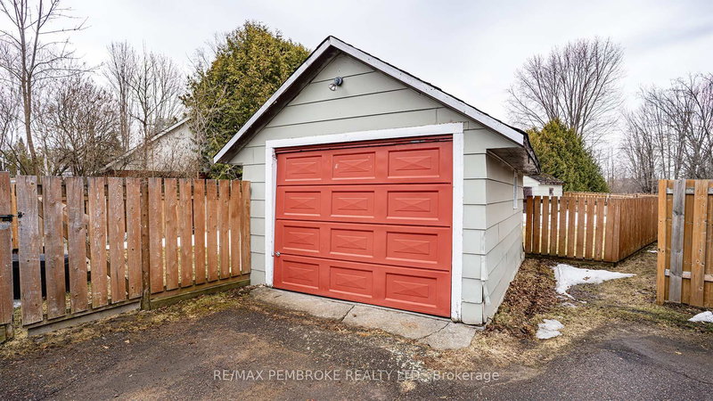 206 Golf Course Rd, Laurentian Valley, K8A 7B3 | Image 2