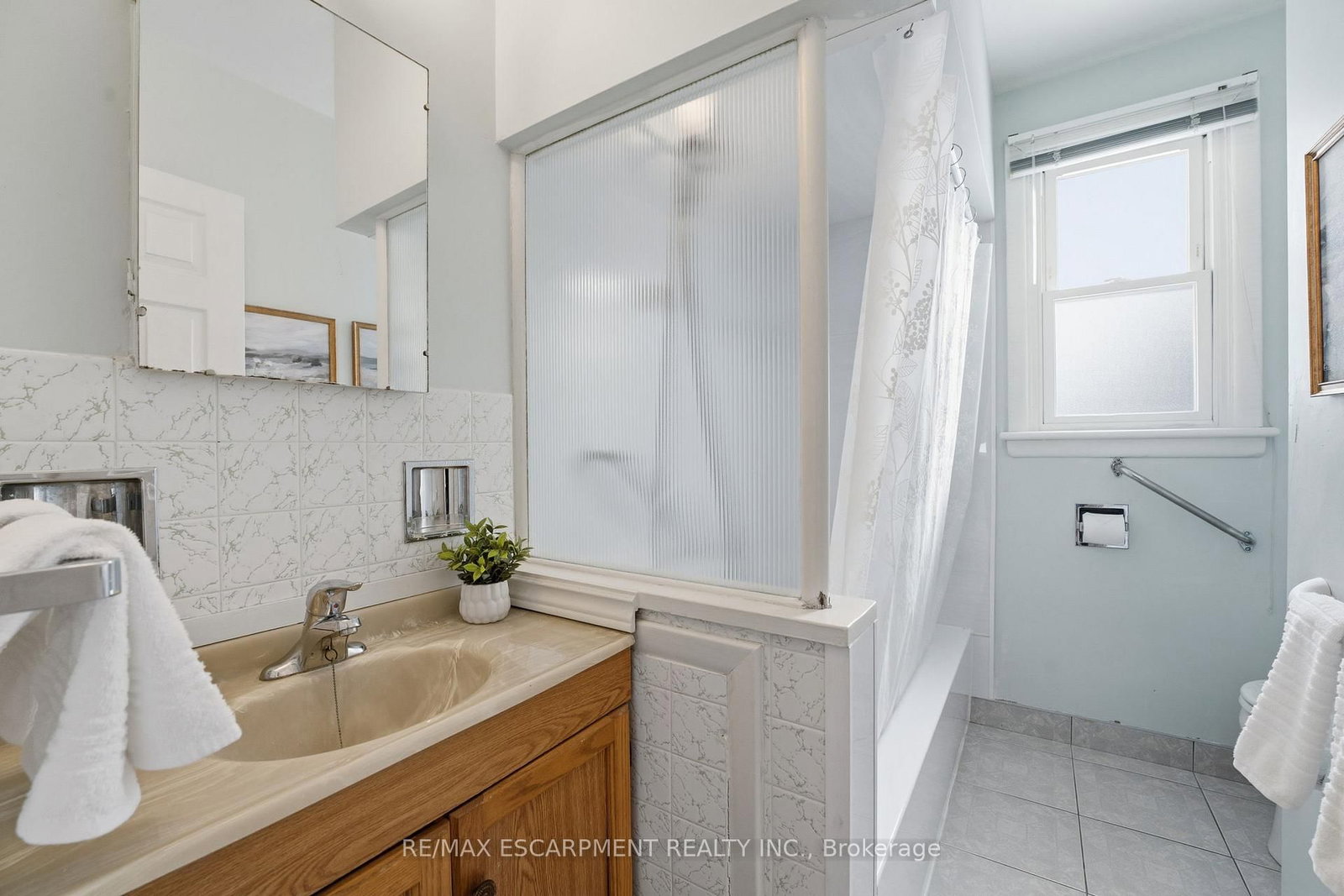 Detached House for sale at 42 Gilbert Avenue, Hamilton, Ontario, L9G 1R4 - Ancaster - MLS: X12792158