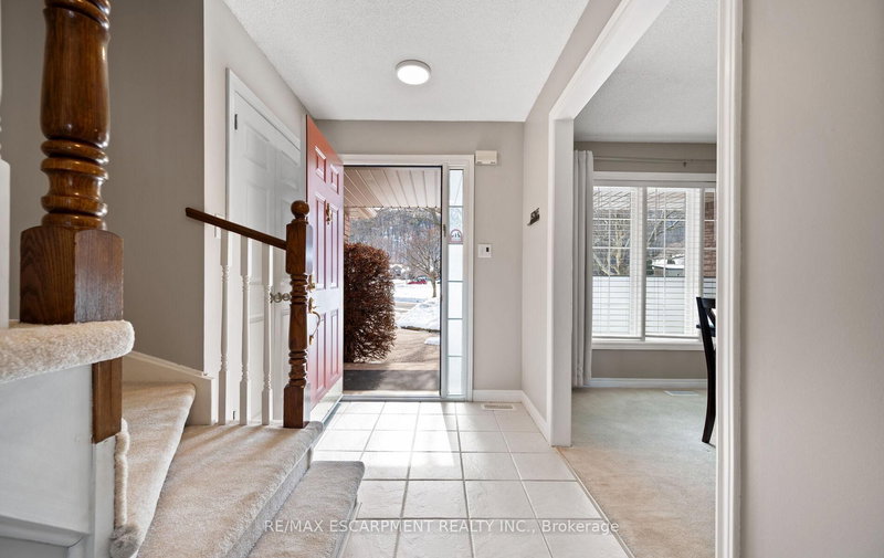 39 Colonial Cres, Grimsby, L3M 5H3 | Image 2