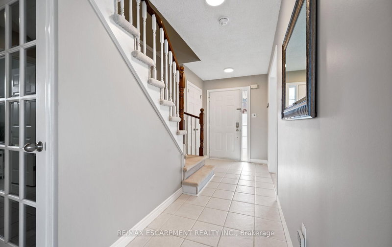 39 Colonial Cres, Grimsby, L3M 5H3 | Image 3