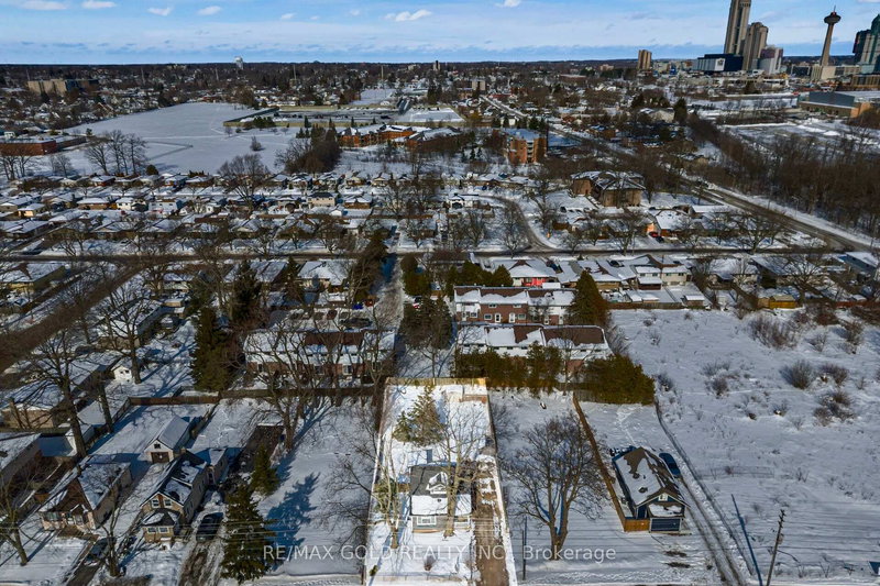 5853 McLeod Rd, Niagara Falls, L2G 3E5 | Image 2