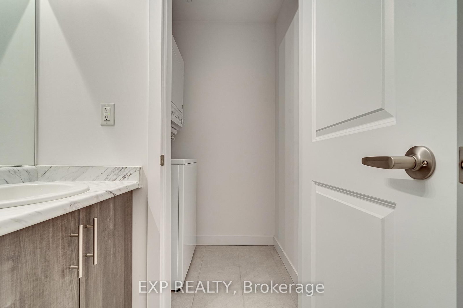 Condo for lease at 413-101 Shoreview Place, Hamilton, Ontario, L8E 6G4 - Lakeshore - MLS: X12795088