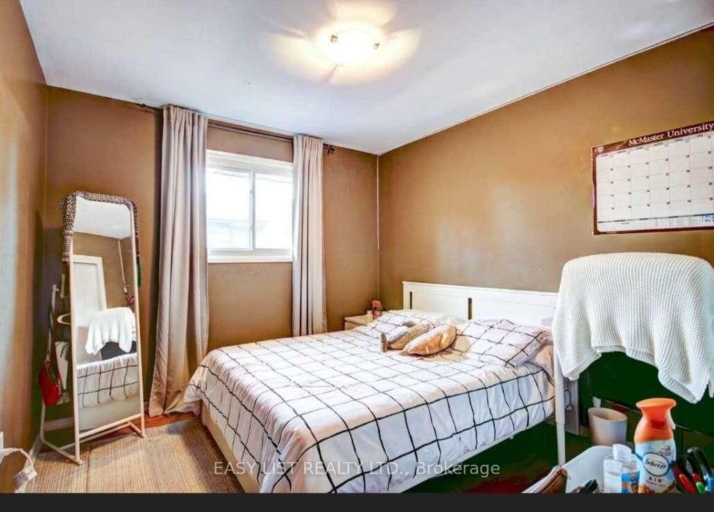 Detached House for sale at 138 Rifle Range Road, Hamilton, Ontario, L8S 3B6 - Ainslie Wood - MLS: X12795326