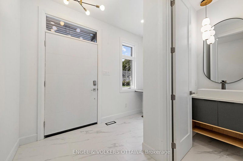 493 Highcroft Ave, Ottawa, K1Z 5J3 | Image 2