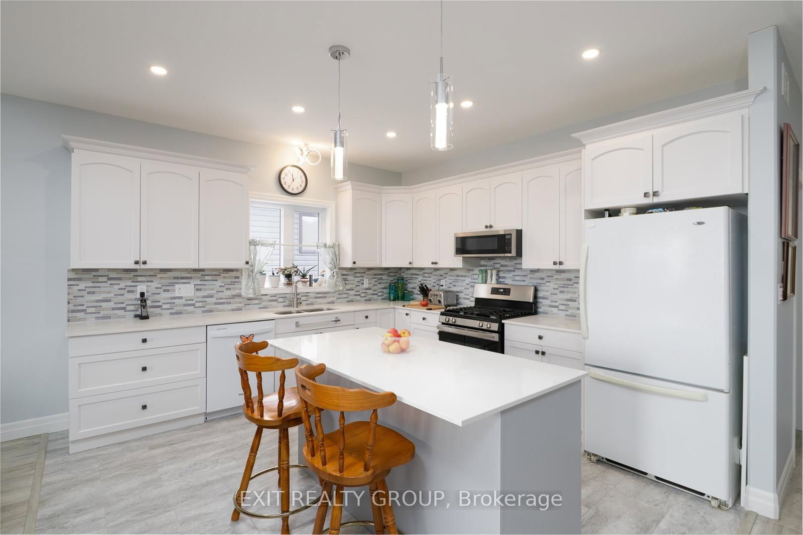 Detached House for sale at 16 Matheos Crescent, Quinte West, Ontario, K8V 0L2 - Murray Ward - MLS: X12798852