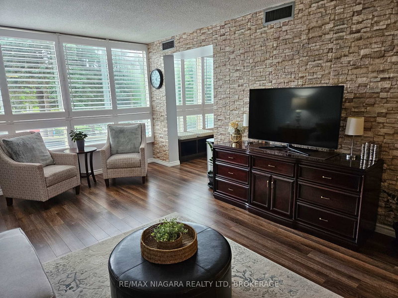 210 - 5100 Dorchester Rd, Niagara Falls, L2E 7H4 | Image 2