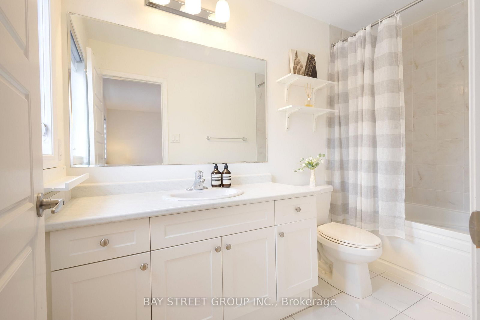 Townhouse for sale at 11-230 Avonsyde Boulevard, Hamilton, Ontario, L8B 1T9 - Waterdown - MLS: X12800602