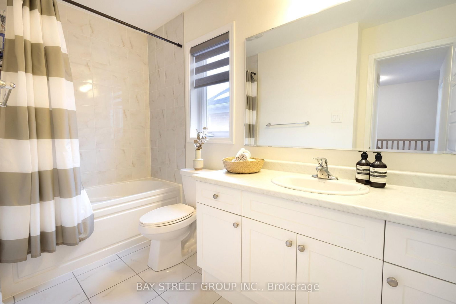 Townhouse for sale at 11-230 Avonsyde Boulevard, Hamilton, Ontario, L8B 1T9 - Waterdown - MLS: X12800602