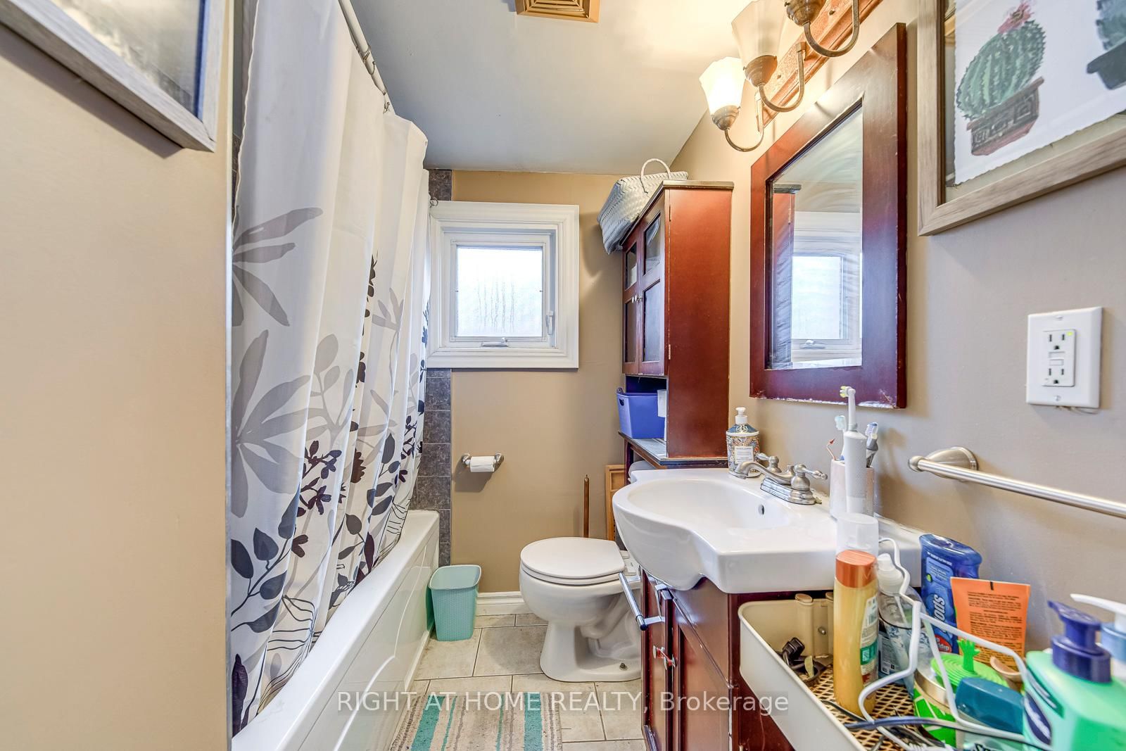 Detached House for sale at 64 Wexford Avenue, Hamilton, Ontario, L8H 4M4 - Crown Point - MLS: X12801458