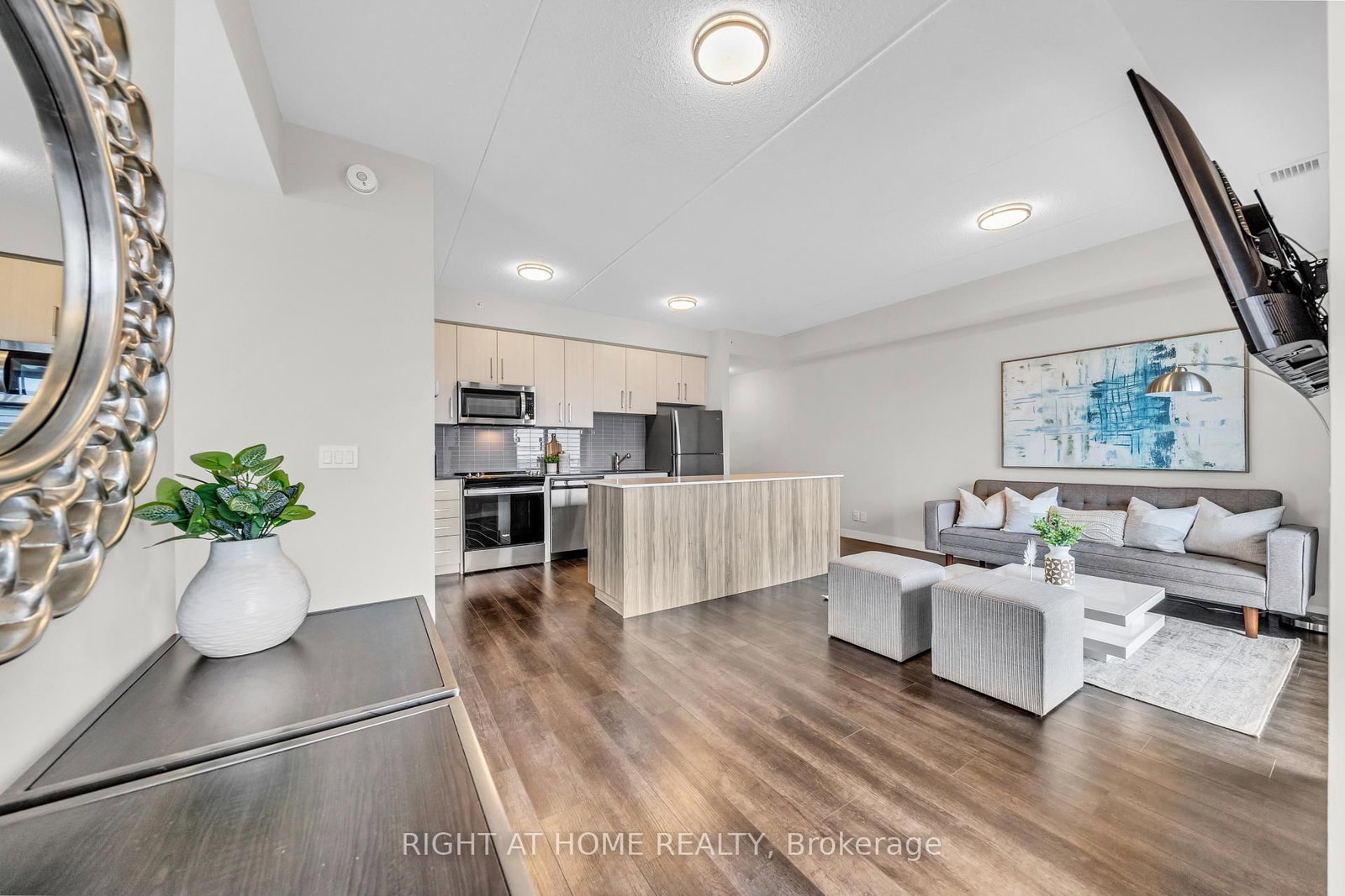 Condo for sale at 807-15 Queen Street, Hamilton, Ontario, L8P 0C6 - Central - MLS: X12801696