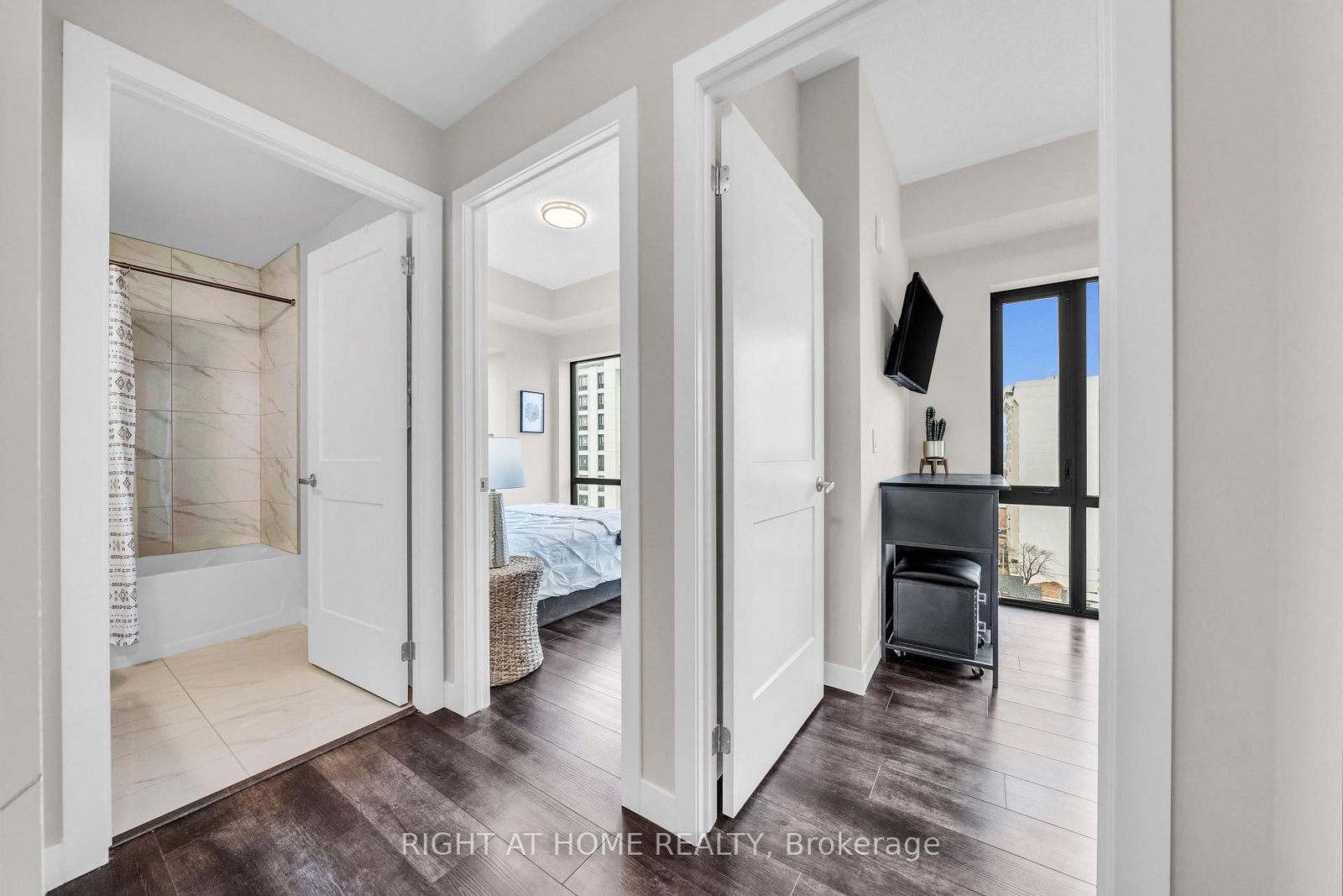 Condo for sale at 807-15 Queen Street, Hamilton, Ontario, L8P 0C6 - Central - MLS: X12801696