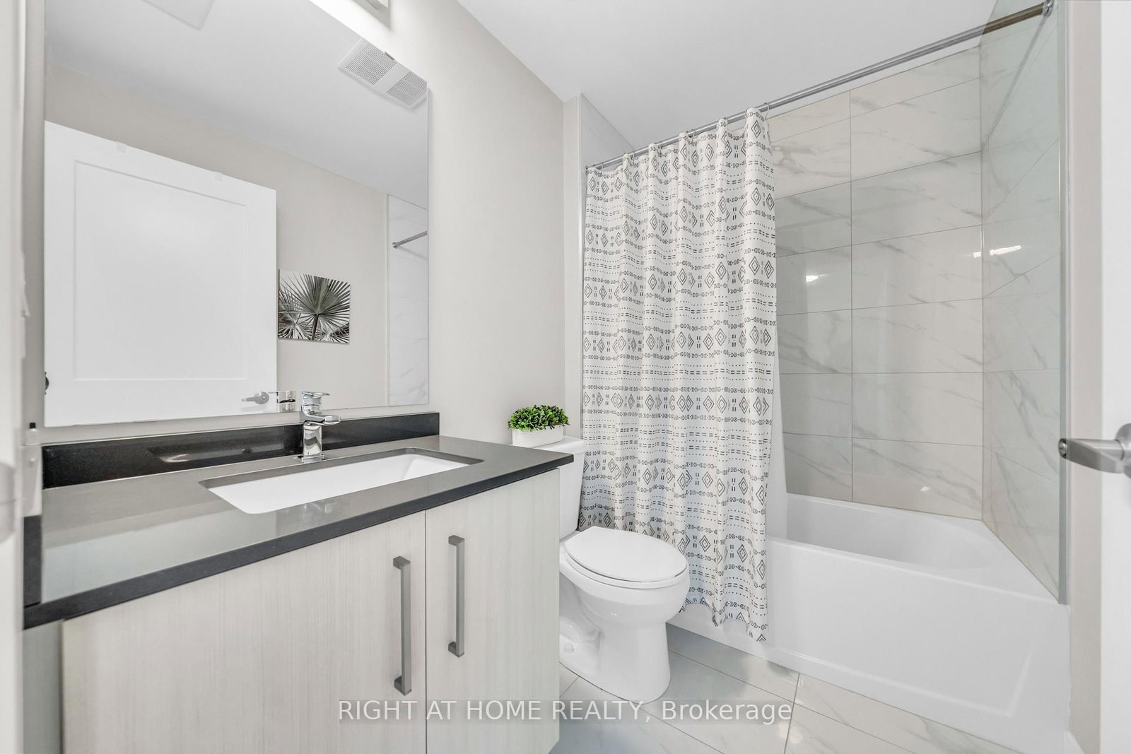 Condo for sale at 807-15 Queen Street, Hamilton, Ontario, L8P 0C6 - Central - MLS: X12801696