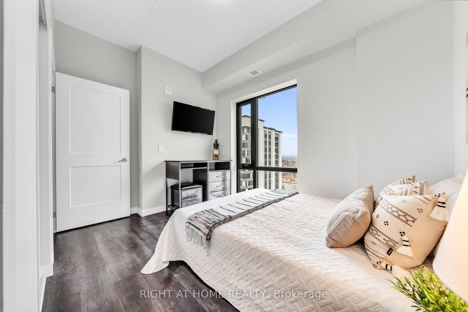 Condo for sale at 807-15 Queen Street, Hamilton, Ontario, L8P 0C6 - Central - MLS: X12801696