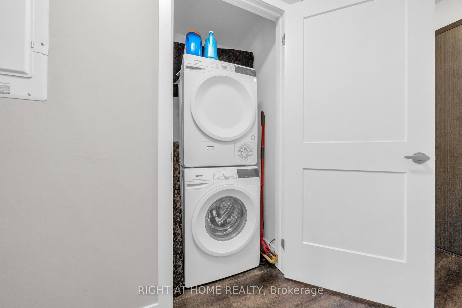 Condo for sale at 807-15 Queen Street, Hamilton, Ontario, L8P 0C6 - Central - MLS: X12801696