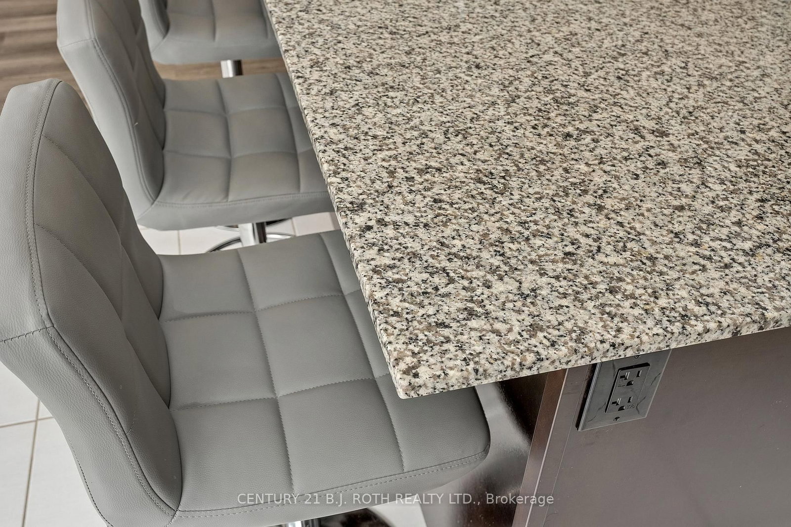 Detached House for sale at 22 Dyer Crescent, Bracebridge, Ontario, P1L 0N4 - Macaulay - MLS: X12802894