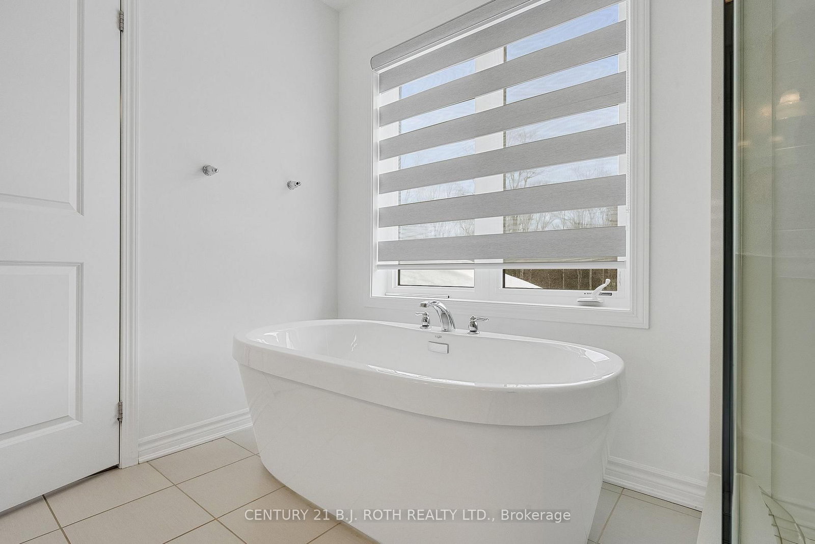 Detached House for sale at 22 Dyer Crescent, Bracebridge, Ontario, P1L 0N4 - Macaulay - MLS: X12802894