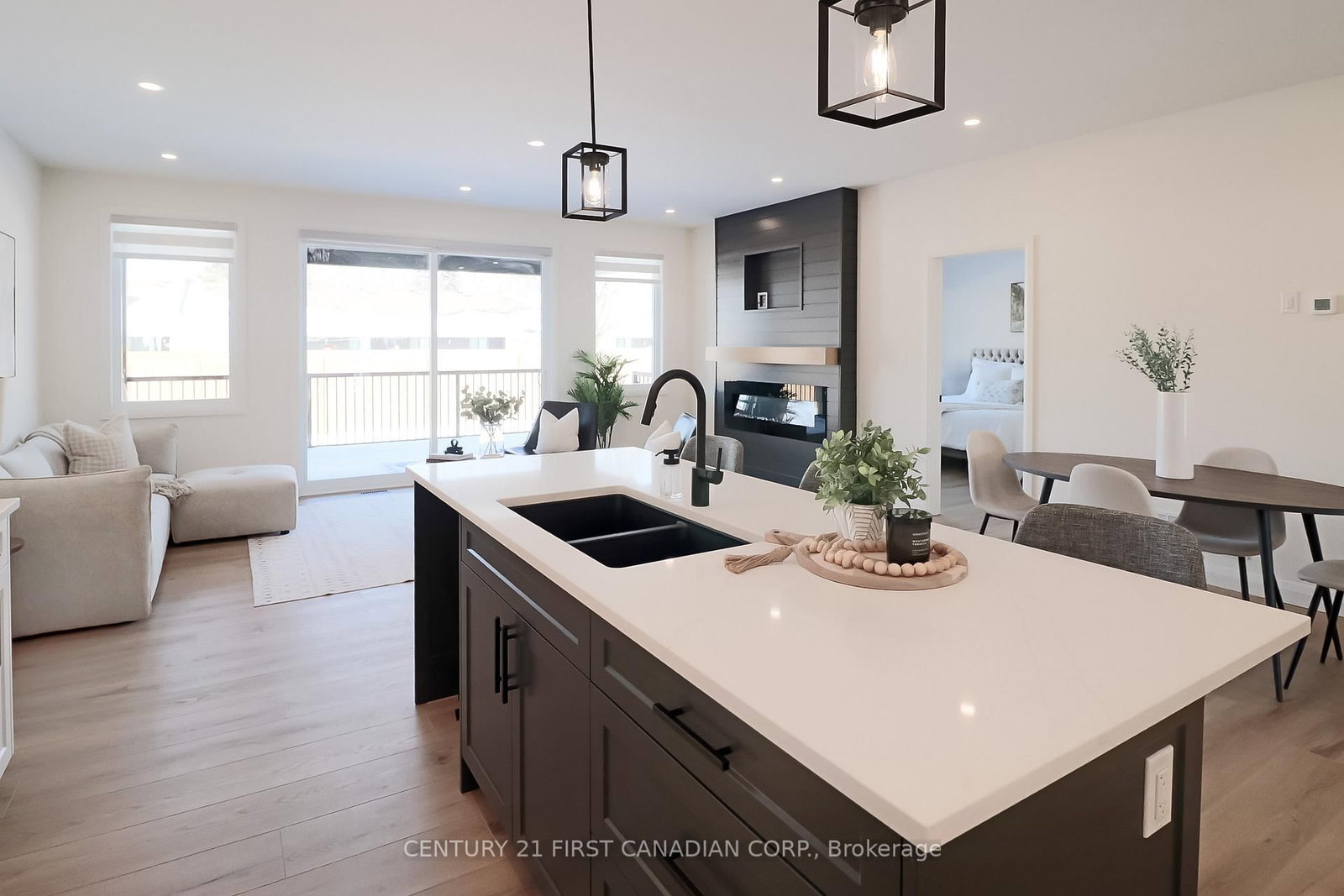 Townhouse for sale at 10-32 Postma Crescent, North Middlesex, Ontario, N0M 1A0 - Ailsa Craig - MLS: X12803400