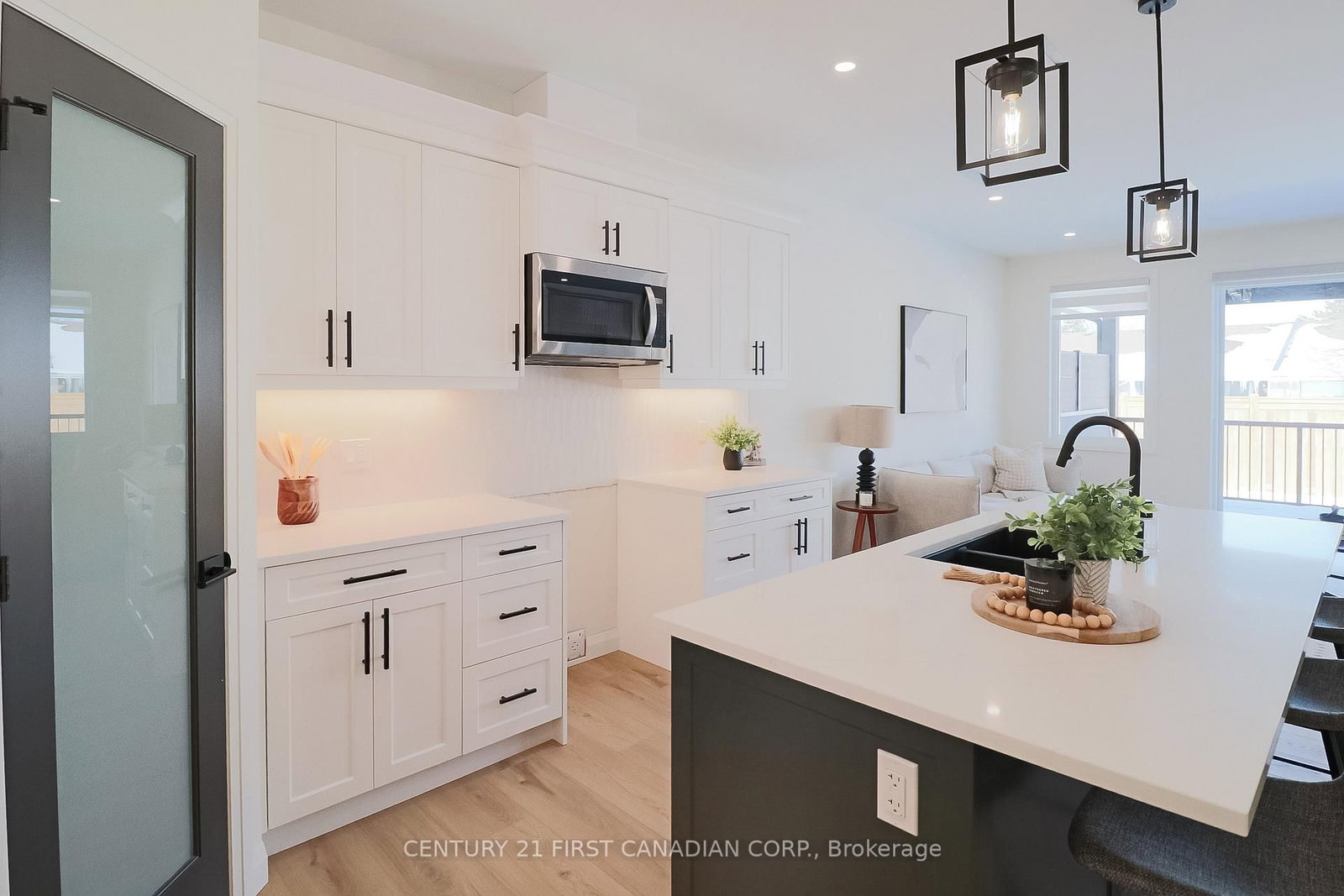 Townhouse for sale at 10-32 Postma Crescent, North Middlesex, Ontario, N0M 1A0 - Ailsa Craig - MLS: X12803400