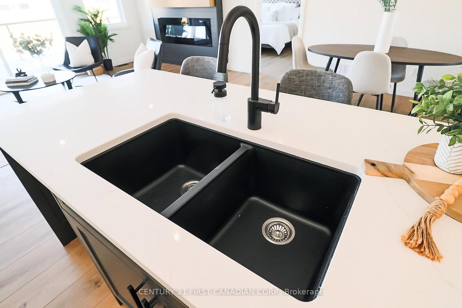 Townhouse for sale at 10-32 Postma Crescent, North Middlesex, Ontario, N0M 1A0 - Ailsa Craig - MLS: X12803400