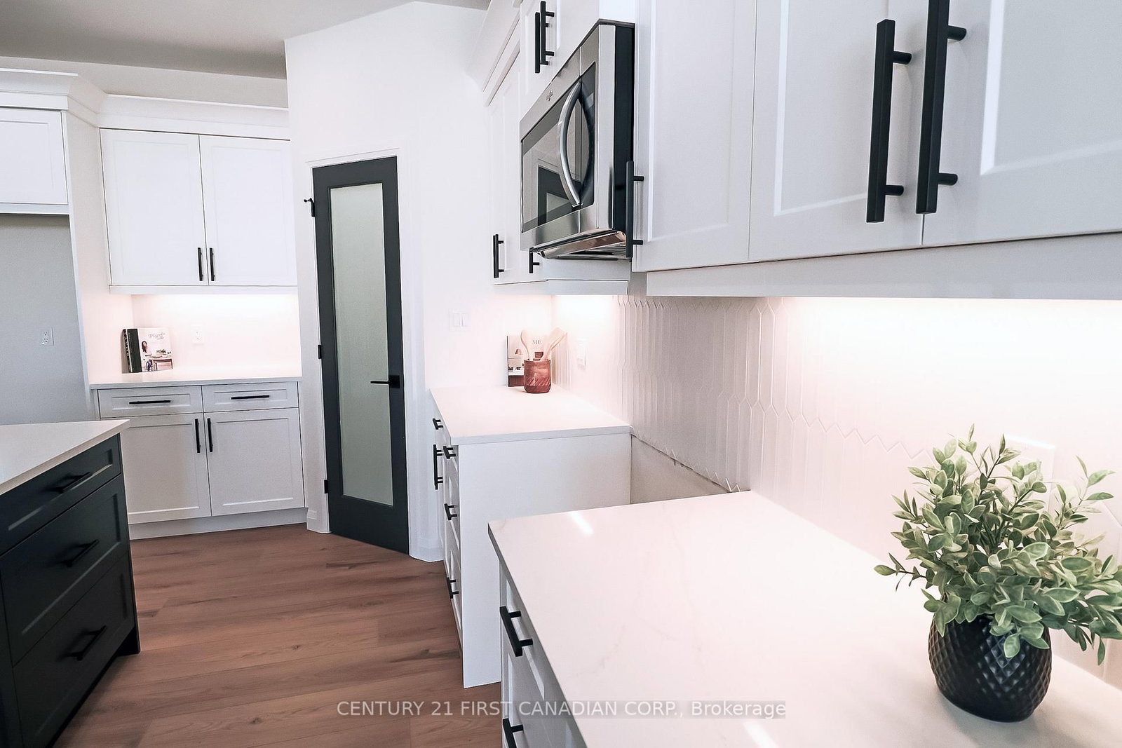 Townhouse for sale at 10-32 Postma Crescent, North Middlesex, Ontario, N0M 1A0 - Ailsa Craig - MLS: X12803400