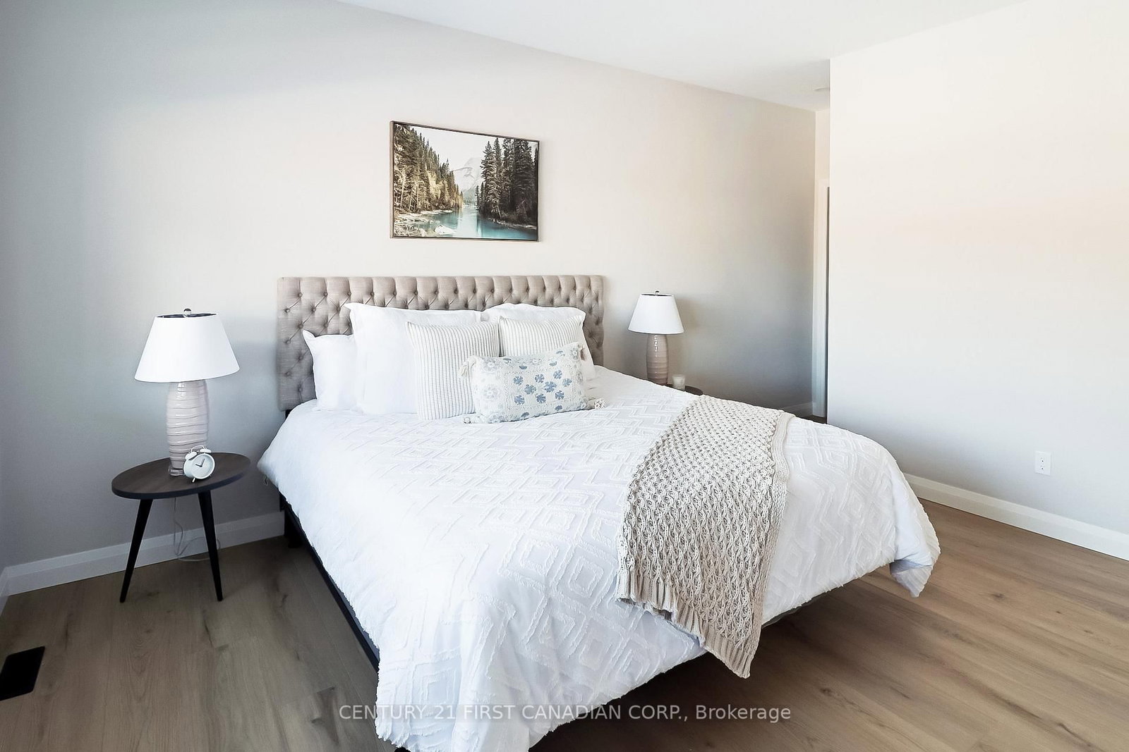 Townhouse for sale at 10-32 Postma Crescent, North Middlesex, Ontario, N0M 1A0 - Ailsa Craig - MLS: X12803400