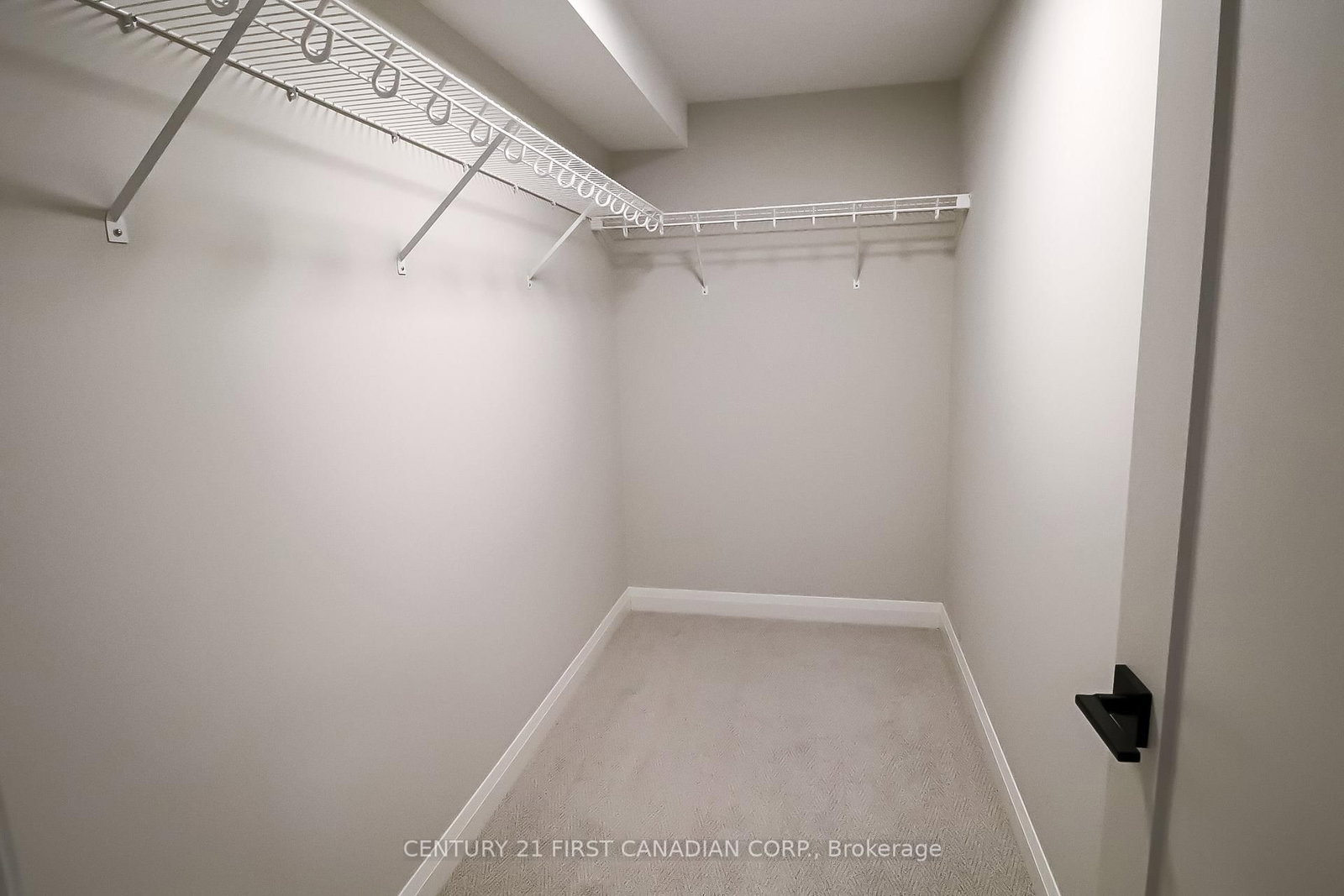 Townhouse for sale at 10-32 Postma Crescent, North Middlesex, Ontario, N0M 1A0 - Ailsa Craig - MLS: X12803400