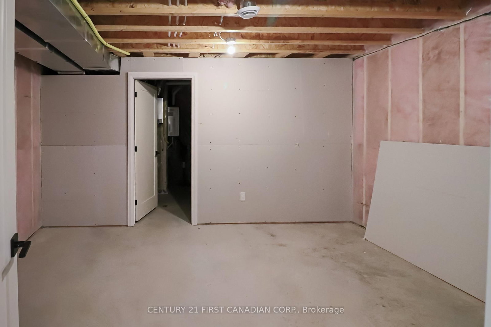 Townhouse for sale at 10-32 Postma Crescent, North Middlesex, Ontario, N0M 1A0 - Ailsa Craig - MLS: X12803400