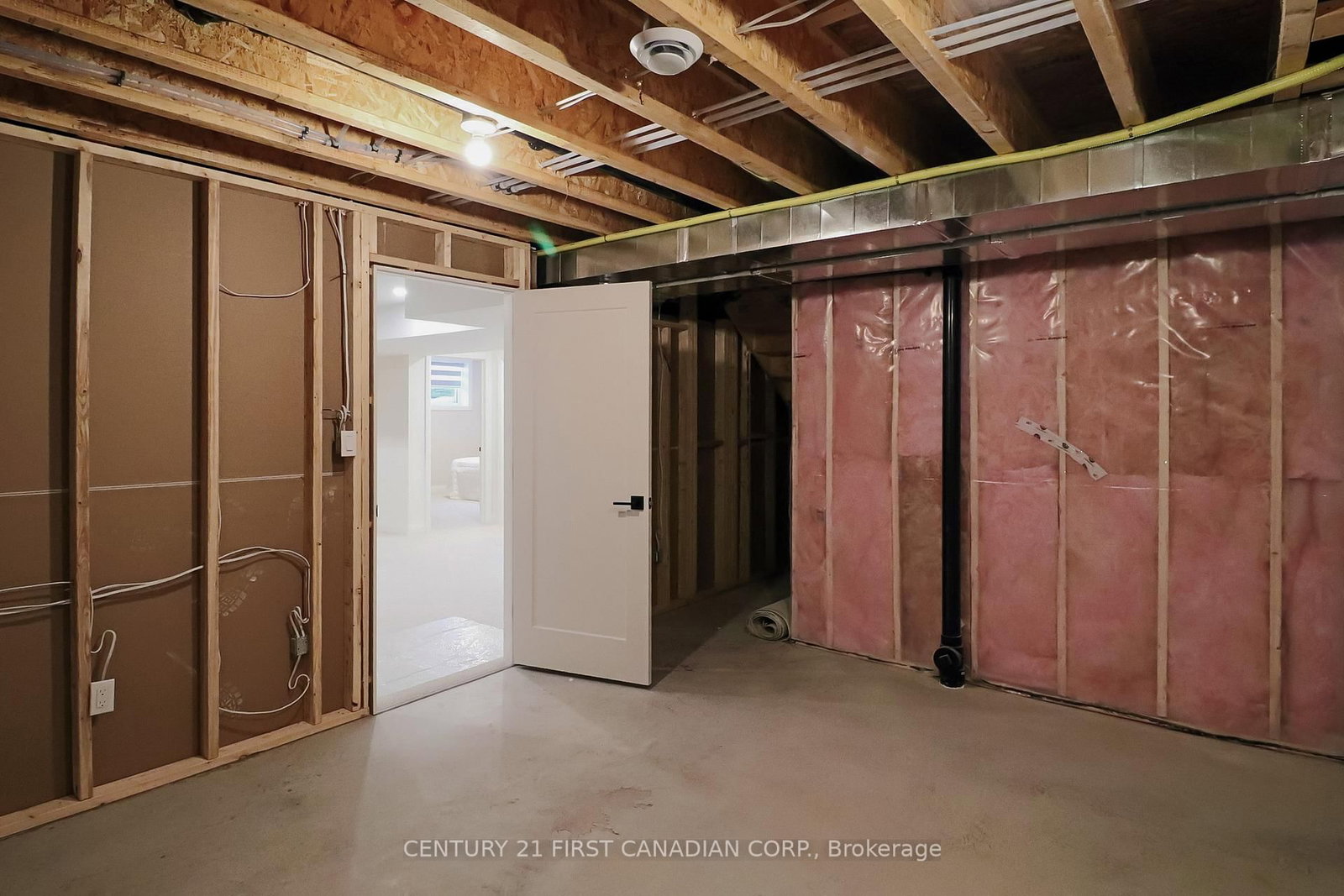 Townhouse for sale at 10-32 Postma Crescent, North Middlesex, Ontario, N0M 1A0 - Ailsa Craig - MLS: X12803400