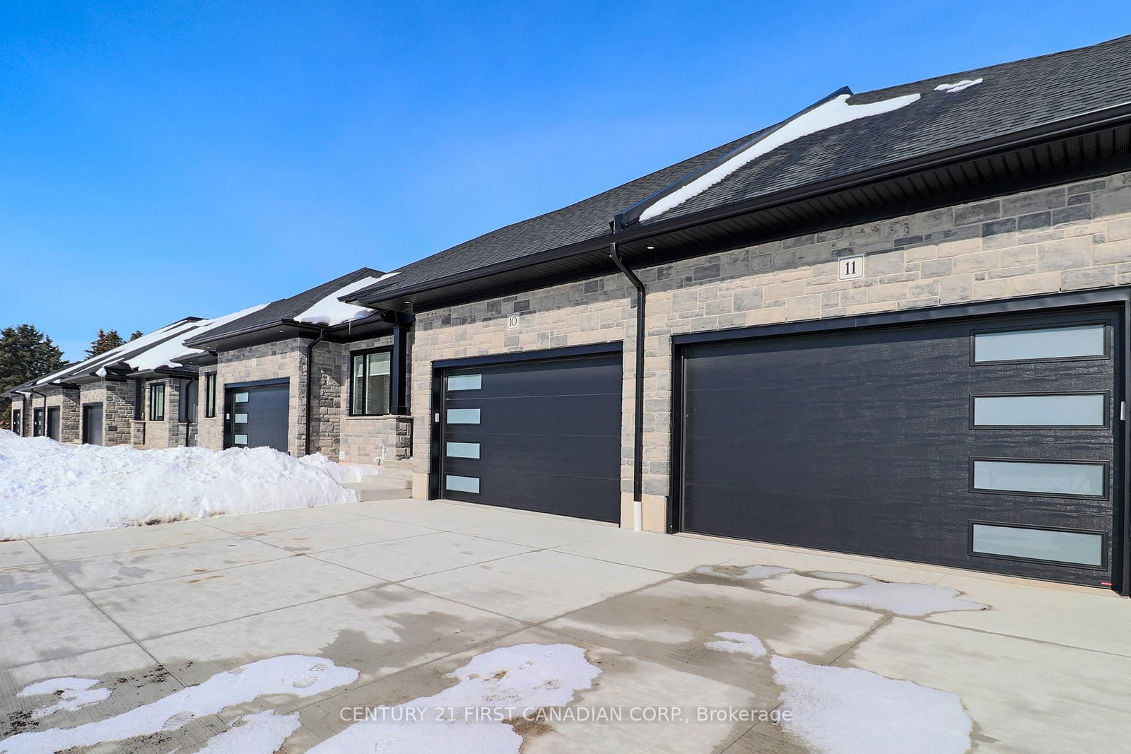 Townhouse for sale at 10-32 Postma Crescent, North Middlesex, Ontario, N0M 1A0 - Ailsa Craig - MLS: X12803400